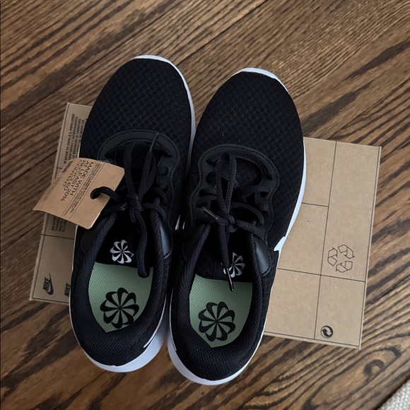 Nike Black and White Athletic Shoes - Picture 1 of 3